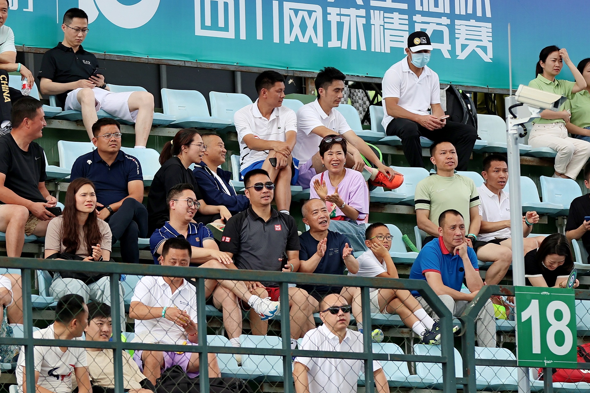 看台观众鼓掌.jpg